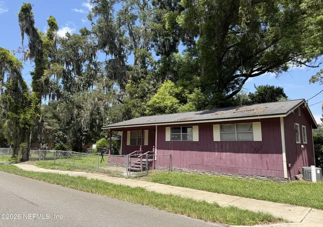 Photo 4 of Sale Pending at 3319 Spring Glen Rd, Jacksonville, FL 32207 | MLS# 2162391 | Listing updated on 2026-09-01