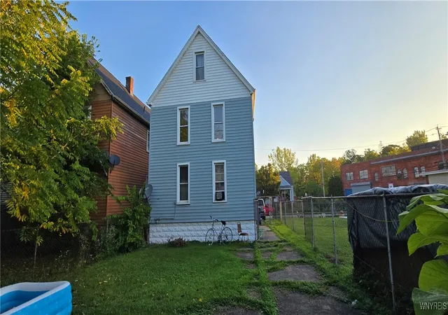 Photo 3 of Sale Pending at 129 Albert Ave, Buffalo, NY 14207 | MLS# B1615551 | Listing updated on 2025-10-29