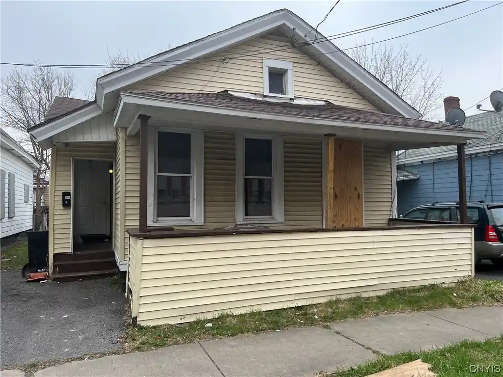 Photo 1 of Sale Pending at 425 S Alvord St, Syracuse, NY 13208 | MLS# S1465869 | Listing updated on 2024-09-30