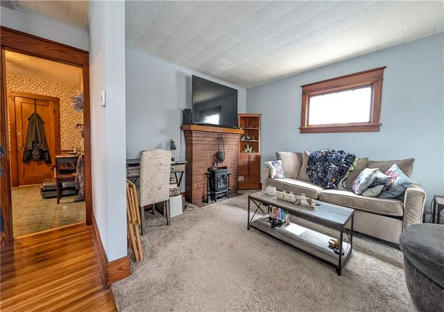 4th image of 32 E Hazeltine Ave, Tonawanda, NY 14217 | MLS# R1571388