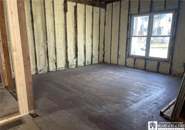 3rd image of 33 Myrtle St, Jamestown, NY 14701 | MLS# R1594421