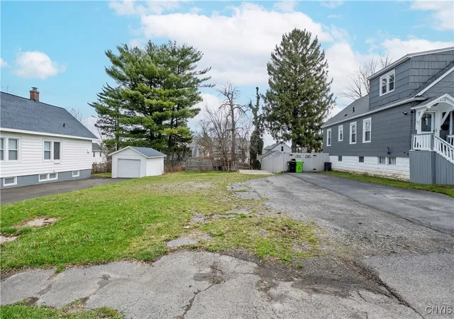 4th image of 410 Kenwick Dr, Salina, NY 13208 | MLS# S1599406