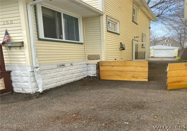 Photo 3 of Sale Pending at 166 Amber St, Buffalo, NY 14220 | MLS# B1602844 | Listing updated on 2025-06-09