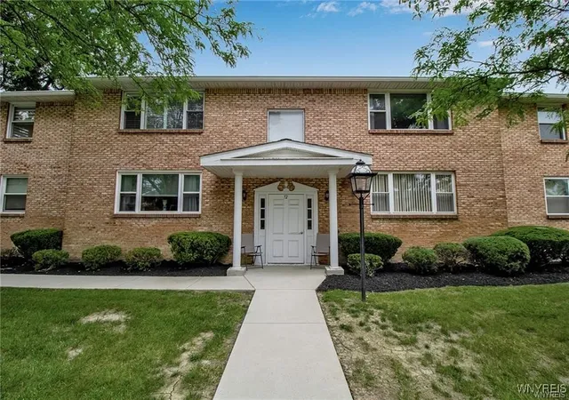 Homes for sale in Amherst, NY | 72 Old Lyme Dr #3, Amherst, NY 14221 | MLS# B1622008