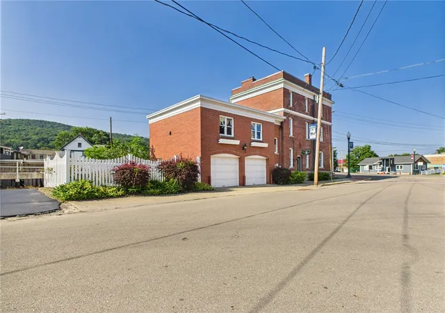 Photo 3 of Single family home for sale at 11 Boylston St, Bradford, PA 16701 | MLS# R1622358 | Listing updated on 2026-07-31