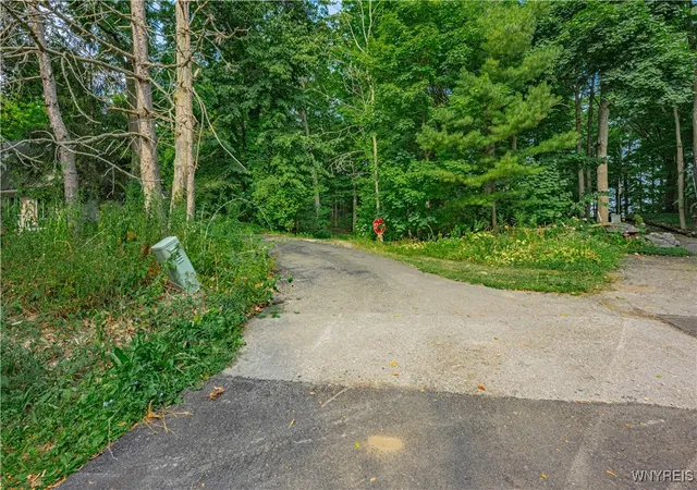 3rd image of 17 Gothic Ledge, Lockport Town, NY 14094 | MLS# B1630378