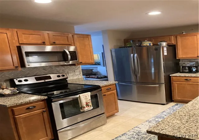 Photo 3 of Sale Pending at 1410 Landrush Way, Baldwinsville, NY 13027 | MLS# S1631391 | Listing updated on 2025-09-05