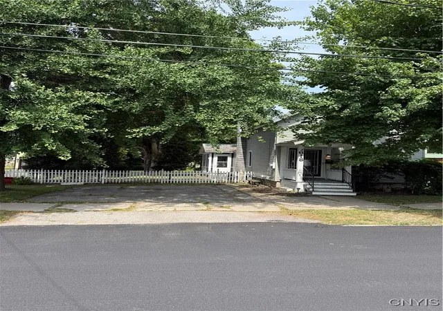 Homes for sale in Ogdensburg, NY | 618 Montgomery St, Ogdensburg, NY 13669 | MLS# S1632713