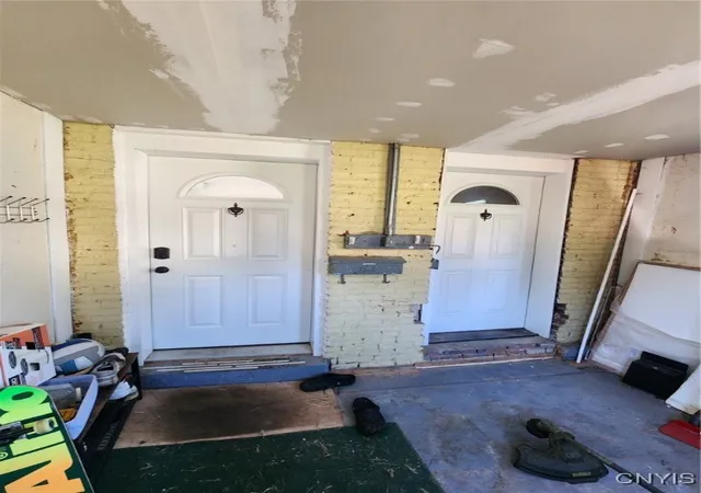 Photo 3 of Sale Pending at 600 2Nd St, Liverpool, NY 13088 | MLS# S1629937 | Listing updated on 2025-12-19
