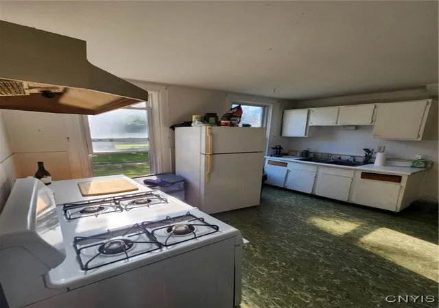 Photo 4 of Sale Pending at 600 2Nd St, Liverpool, NY 13088 | MLS# S1629937 | Listing updated on 2025-12-19