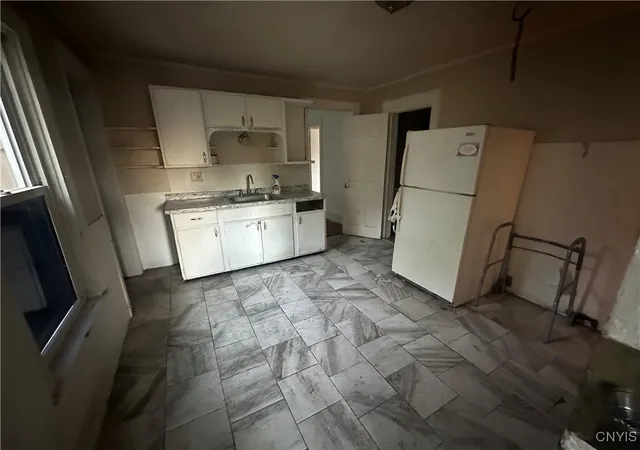 Photo 3 of Sale Pending at 812 Highland St, Syracuse, NY 13203 | MLS# S1639988 | Listing updated on 2026-03-16
