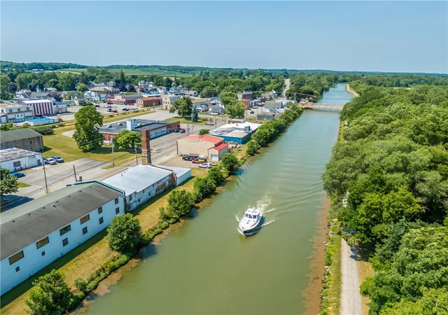 4th image of 8437 Roosevelt Dr, Royalton, NY 14067 | MLS# R1643672