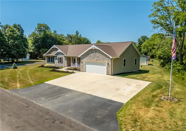 5th image of 8437 Roosevelt Dr, Royalton, NY 14067 | MLS# R1643672
