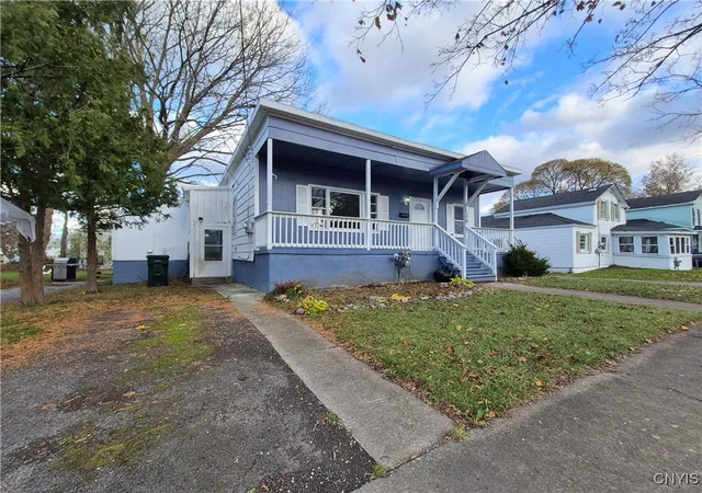 Photo 3 of Sale Pending at 39 E 5th Street, Oswego, NY 13126 | MLS# S1648726 | Listing updated on 2026-03-02