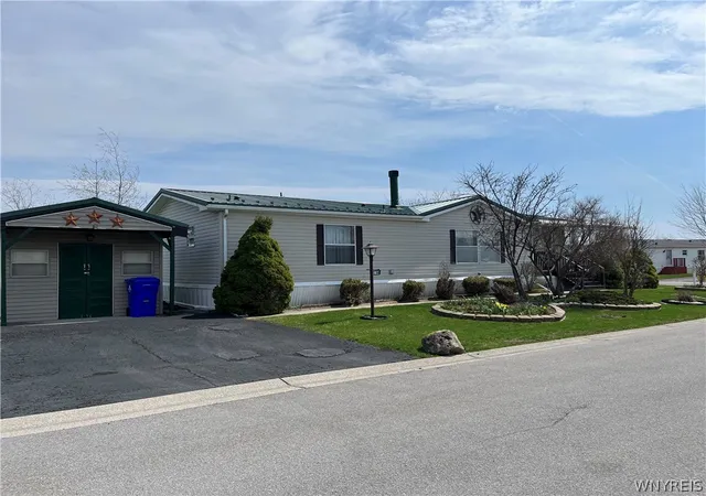 Homes for sale in Lockport Town, NY | 1164 Timberwood Dr, Lockport Town, NY 14094 | MLS# B1656894
