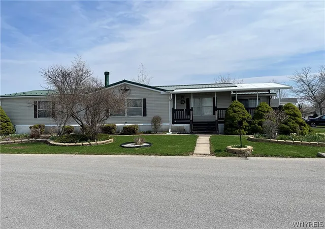 Homes for sale in Lockport Town, NY | 1164 Timberwood Dr, Lockport Town, NY 14094 | MLS# B1656894