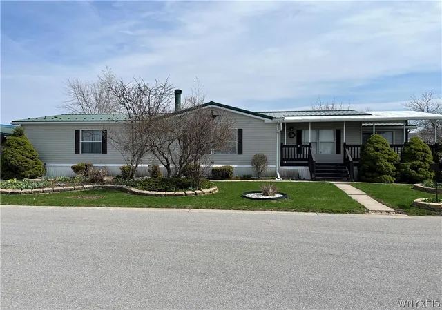 3rd image of 1164 Timberwood Dr, Lockport, NY 14094 | MLS# B1656894