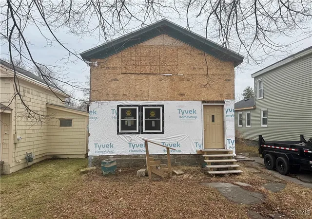 Homes for sale in Oswego, NY | 75 E 10 1/2 St, Oswego, NY 13126 | MLS# S1657534