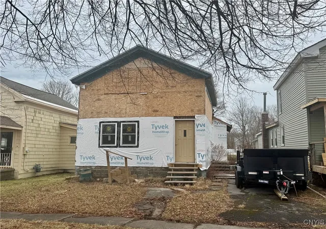 Homes for sale in Oswego, NY | 75 E 10 1/2 St, Oswego, NY 13126 | MLS# S1657534