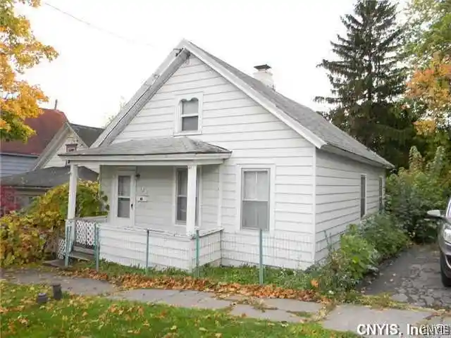 Photo 1 of Single family home for sale at 321 Greenway Ave, Syracuse, NY 13206 | MLS# S1658769 | Listing updated on 2026-08-26