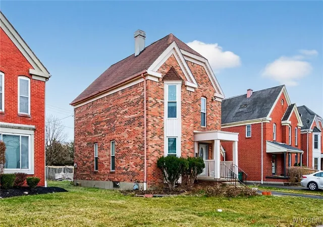 Photo 3 of Sale Pending at 485 Hickory St, Buffalo, NY 14204 | MLS# B1658799 | Listing updated on 2026-02-06