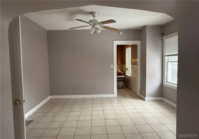 Listing Photo 4 - Condo for sale in building located at 615 Chestnut Ave, Niagara Falls, NY 14305