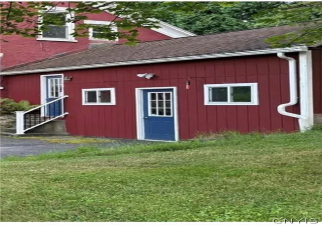 Homes for sale in Whitestown, NY | 1401 Utica St, Whitestown, NY 13424 | MLS# S1662769