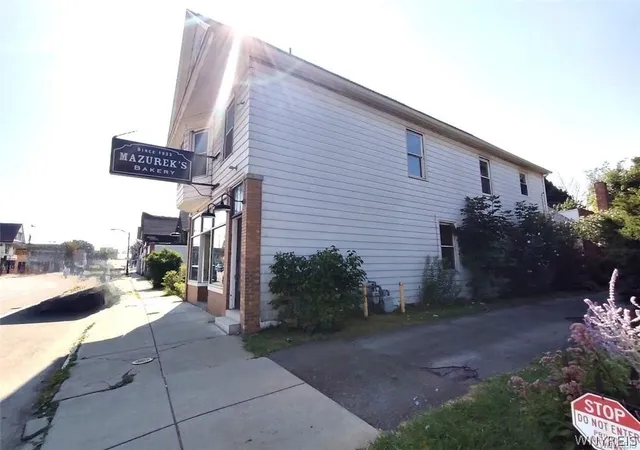 Photo 2 of Sale Pending at 543 S Park Ave, Buffalo, NY 14204 | MLS# B1663796 | Listing updated on 2026-07-29