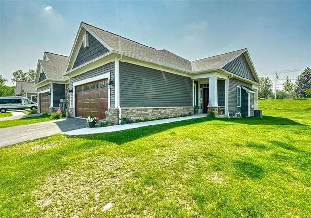 3rd image of 1402 Creeks Edge Dr, Webster, NY 14580 | MLS# R1664003