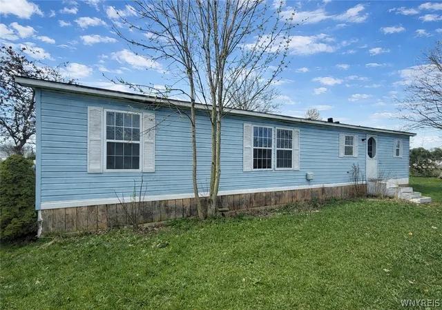3rd image of 455 Chestnut Dr, Lockport, NY 14094 | MLS# B1664411