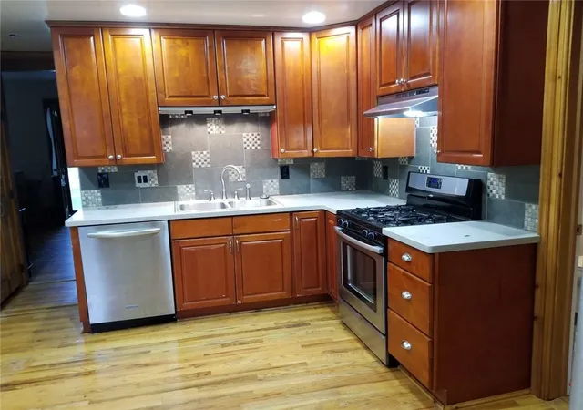 Photo 3 of House for sale at 196 Bristol St, Canandaigua, NY 14424 | MLS# R1665353 | Listing updated on 2026-04-14