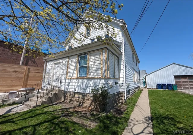 Homes for sale in Buffalo, NY | 32 Gladstone St, Buffalo, NY 14207 | MLS# B1666642