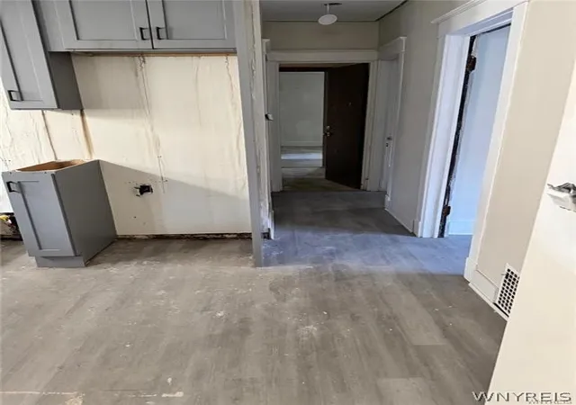 Photo 4 of Sale Pending at 1540 Whitney Ave, Niagara Falls, NY 14301 | MLS# B1666983 | Listing updated on 2026-03-18