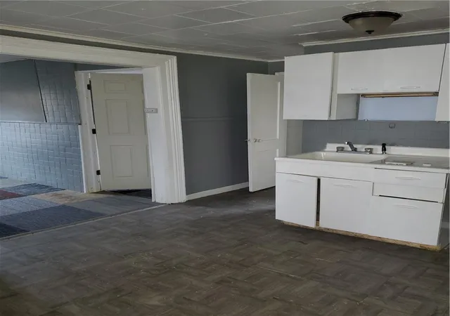 Photo 3 of Sale Pending at 102 Jefferson Ave, Rochester, NY 14611 | MLS# R1666653 | Listing updated on 2026-04-01
