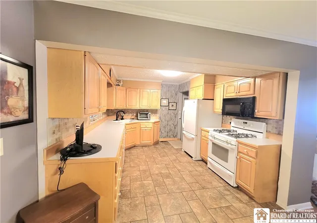 3rd image of 28 Laurie Ln, Jamestown, NY 14701 | MLS# R1666140