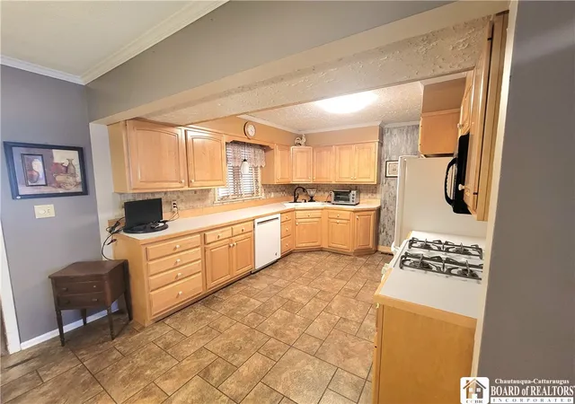 5th image of 28 Laurie Ln, Jamestown, NY 14701 | MLS# R1666140
