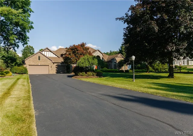 2nd image of 7 Beauclaire Ln, Fairport, NY 14450 | MLS# B1668202