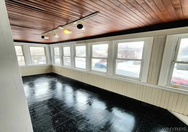 Listing Photo 4 - Condo for sale in building located at 541 16th St, Niagara Falls, NY 14301
