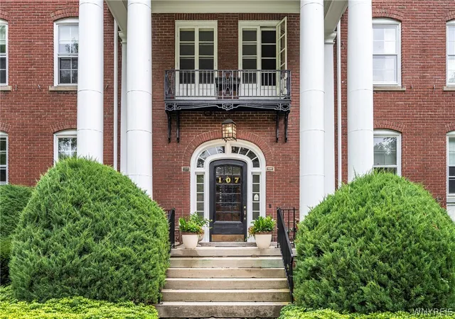3rd image of 107 Oakland Pl #1 Pl, Buffalo, NY 14222 | MLS# B1669787