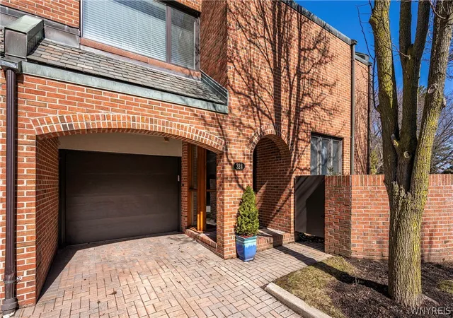 3rd image of 324 Rivermist Dr, Buffalo, NY 14202 | MLS# B1670041