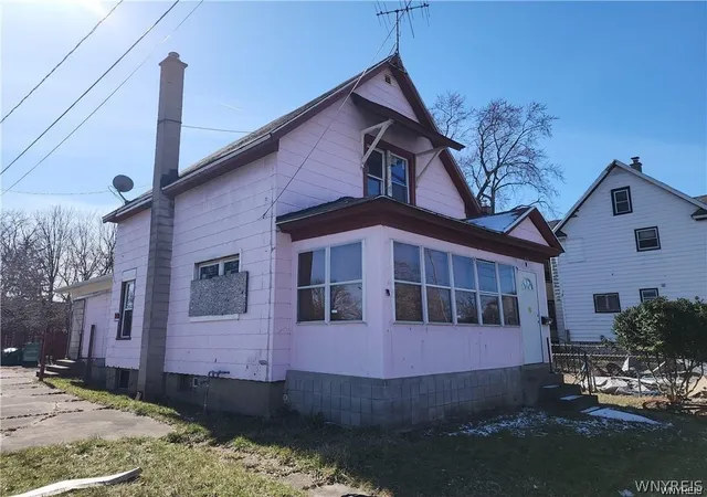 Homes for sale in Niagara Falls, NY | 811 Cedar Ave, Niagara Falls, NY 14301 | MLS# B1672302