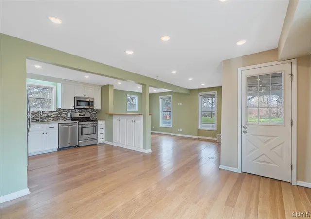 3rd image of 1229 Tulip St, Salina, NY 13090 | MLS# S1672779