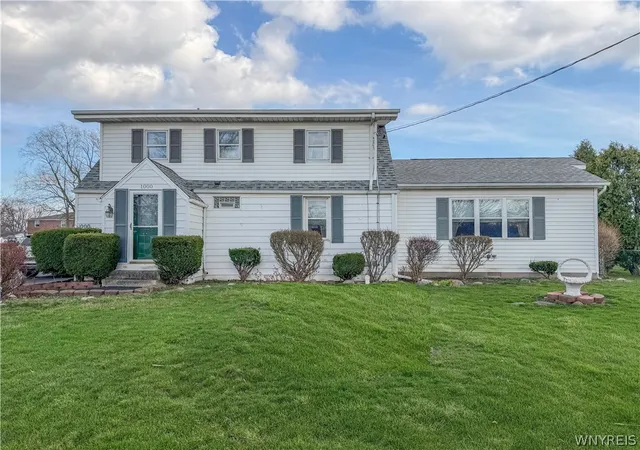 Homes for sale in Lewiston, NY | 1000 Saunders Settlement Rd, Lewiston, NY 14305 | MLS# B1673034