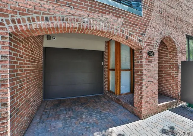 2nd image of 252 Rivermist Dr, Buffalo, NY 14202 | MLS# B1671443
