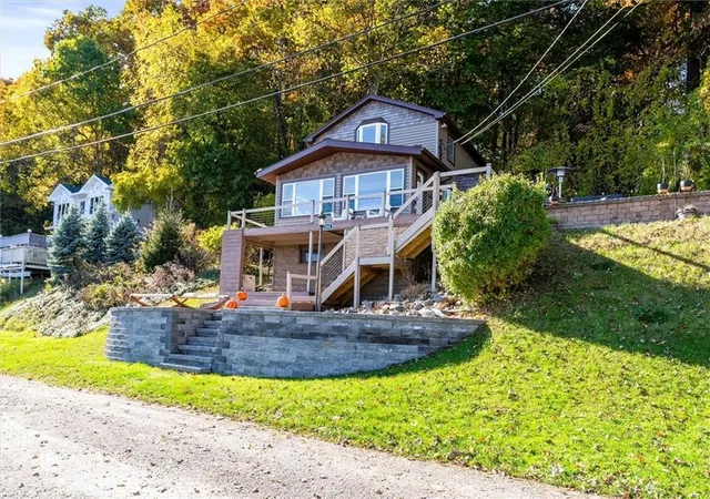 2nd image of 266 Bay Front Ln S, Irondequoit, NY 14609 | MLS# R1673272