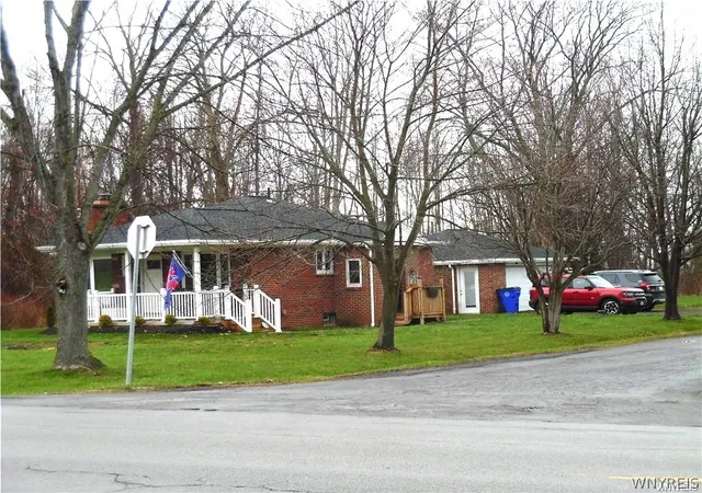 2nd image of 1691 Lake Rd, Youngstown, NY 14174 | MLS# B1673486