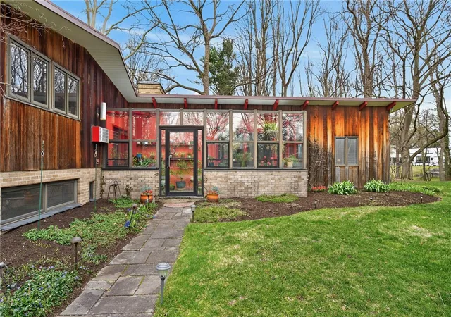 2nd image of 40 N Country Club Dr, Pittsford, NY 14618 | MLS# R1673314