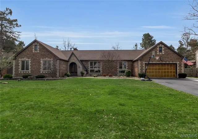Homes for sale in Amherst, NY | 20 Rolling Meadow Ln, Amherst, NY 14051 | MLS# B1672089