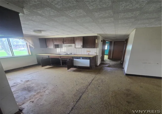 Listing Photo 4 - Condo for sale in building located at 5741 Berg Rd, Buffalo, NY 14218