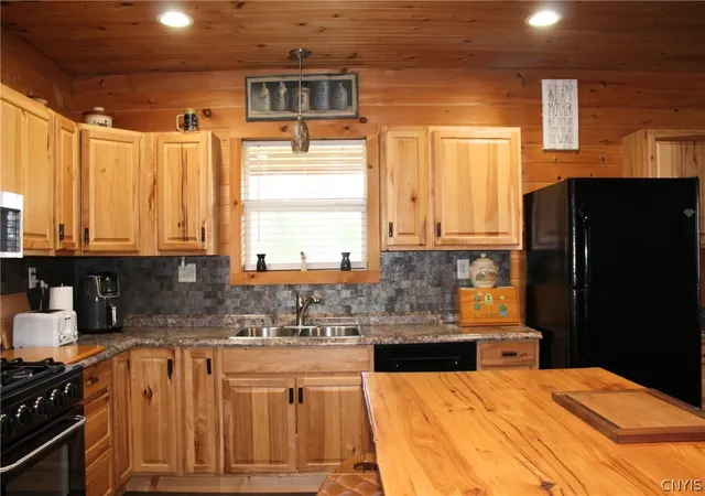 Homes for sale in Annsville, NY | 4571 Yorkland Road, Annsville, NY 13471 | MLS# S1674697